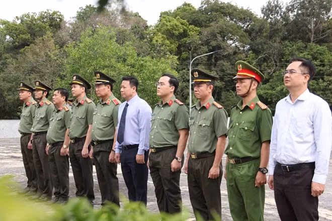 Đại biểu tưởng niệm, tri ân các anh hùng liệt sĩ.