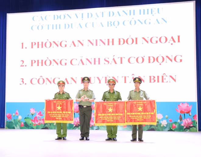 Thứ trưởng Lê Tấn Tới trao cờ thi đua cho 3 đơn vị.