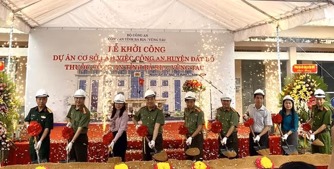 Các đại biểu thực hiện nghi thức khởi công.