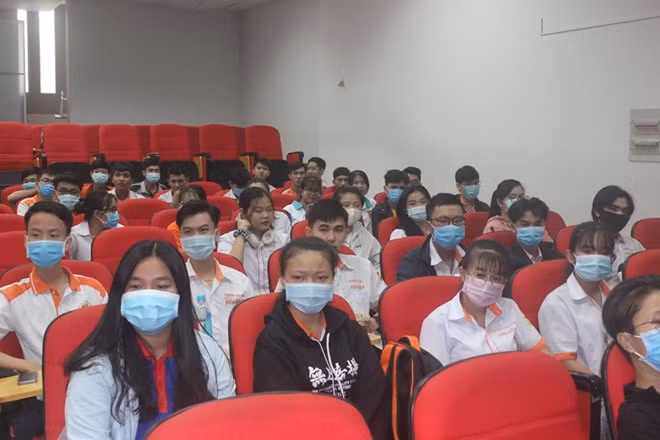Đông đảo đoàn viên, thanh niên tham gia vào buổi tuyên truyền về Luật Giao thông đường bộ.
