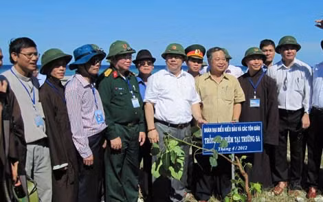 Kiều bào trồng cây tại Quần đảo Trường Sa.