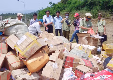 Thực phẩm nhập lậu bị lực lượng chức năng thu giữ, tiêu hủy.