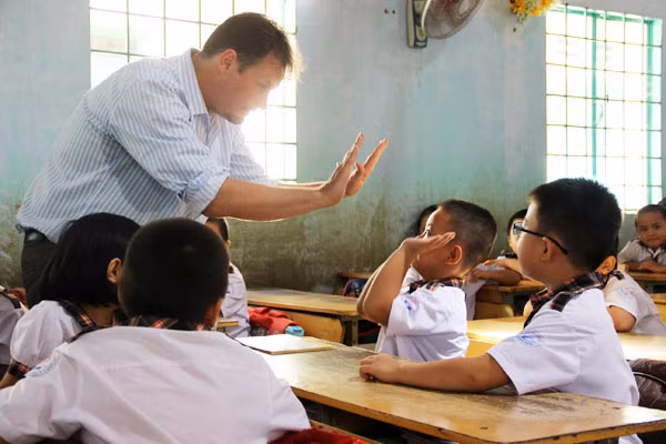 Giáo viên nước ngoài đang luyện nghe, nói tiếng Anh cho học sinh trường Tiểu học Chơn Thành A.