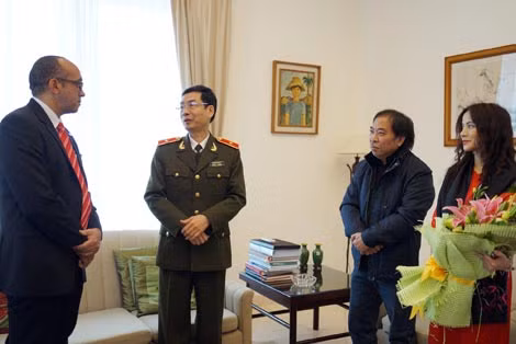 Đại sứ Herminio Lospez Díaz trao đổi với Tổng Biên tập Báo CAND và thành viên đoàn công tác.