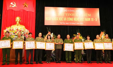 Trung tướng, TS Bùi Văn Thành, Thứ trưởng Bộ Công an trao thưởng cho các tập thể có thành tích xuất sắc.