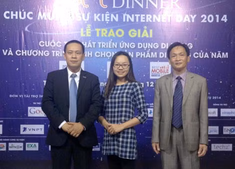 Đại diện nhóm học sinh lớp 4A2 trường Nguyễn Bỉnh Khiêm cùng nhà tài trợ, Công ty CP Công nghệ Tinh Vân tại lễ trao giải.