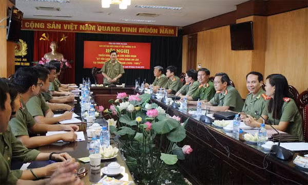 Trung tướng, TS Nguyễn Xuân Mười, Phó Tổng cục trưởng Tổng cục Chính trị CAND, Trưởng Ban phát biểu tại Hội nghị.