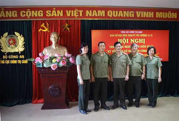 Đồng chí Trưởng Ban Chỉ đạo chụp ảnh lưu niệm với các thành viên Ban Chỉ đạo, Ban Nghiên cứu Kỷ yếu. Ảnh Hiếu Quỳnh.