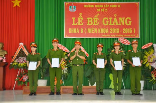 Lãnh đạo nhà trường trao Bằng tốt nghiệp, Bằng khen cho các học viên đạt danh hiệu học viên xuất sắc toàn Khóa; học viên giỏi toàn Khóa 2013-2015.