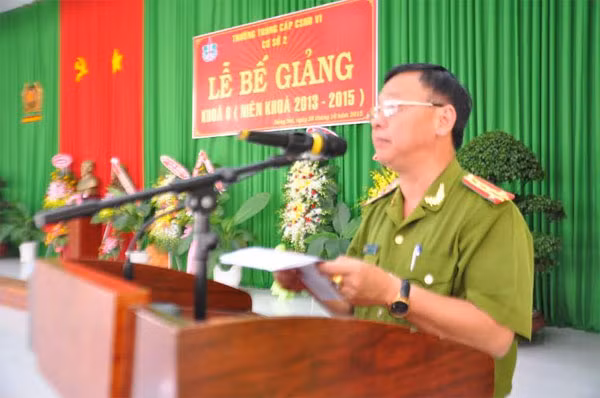 Đại tá - Phó Hiệu trưởng Nguyễn Thanh Bình đọc báo cáo tổng kết toàn Khóa K6