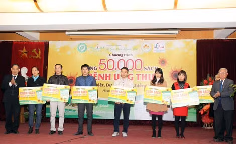 Đại diện Hội ung thư Việt Nam trao tặng sách phòng, chống ung thư cho một số BV.