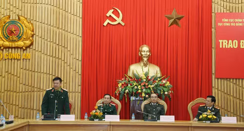 Thiếu tướng Vũ Công Toàn, Chánh Văn phòng Tổng cục Chính trị Quân đội nhân dân Việt Nam phát biểu tại buổi giao lưu, trao đổi kinh nghiệm.