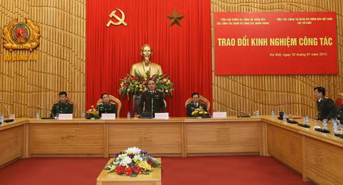 Trung tướng Bùi Bá Định, Phó Tổng cục trưởng Tổng cục Chính trị CAND phát biểu tại buổi giao lưu, trao đổi kinh nghiệm.