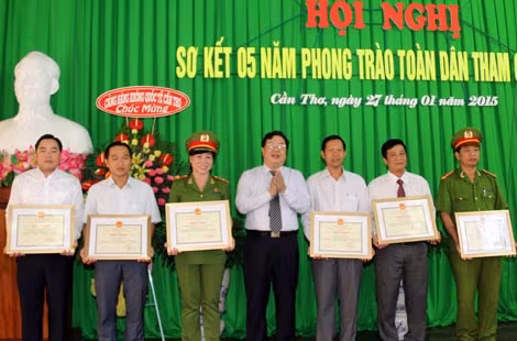 Ông Phạm Gia Túc, Phó Bí thư Thành ủy Cần Thơ tặng Bằng khen của UBND thành phố cho các tập thể có thành tích xuất sắc trong phong trào toàn dân PCCC.