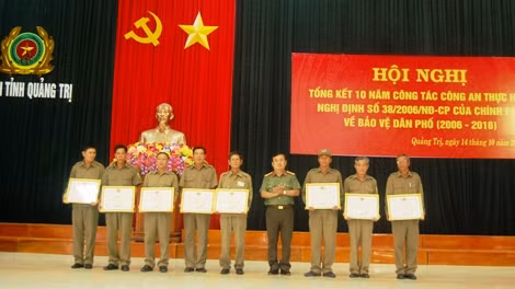 Đại tá Trần Đức Việt, Giám đốc Công an tỉnh Quảng Trị tặng Bằng khen của UBND tỉnh cho các tập thể, cá nhân.