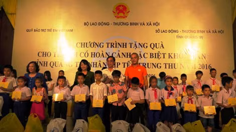 Phó chủ tịch nước Đặng Thị Ngọc Thịnh và ông Nguyễn Đức Chính, Chủ tịch UBND tỉnh Quảng Trị tặng quà cho trẻ em có hoàn cảnh đặc biệt khó khăn ở Quảng Trị. Phó chủ tịch nước Đặng Thị Ngọc Thịnh và ông Nguyễn Đức Chính, Chủ tịch UBND tỉnh Quảng Trị tặng quà cho trẻ em có hoàn cảnh đặc biệt khó khăn ở Quảng Trị.