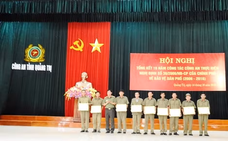 Đại tá Nguyễn Văn Kỷ, Phó giám đốc Công an tỉnh Quảng Trị tặng Giấy khen của Công an tỉnh cho các tập thể, cá nhân.