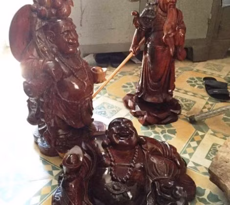 Một số tượng bằng gỗ hương mà 2 "siêu trộm" trên đã trộm cắp. Ảnh do Công an Cam Lộ cung cấp
