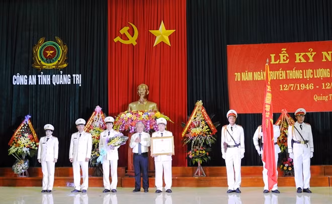 Tặng Huân chương Chiến công cho tập thể Công an Quảng Trị