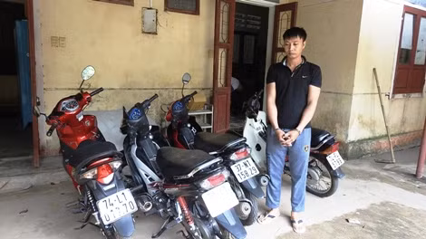 Đối tượng Đức và tang vật vụ án.