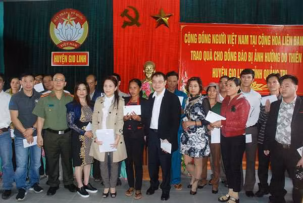 Đoàn xã hội từ thiện cộng đồng người Việt Nam tại CHLB Đức, Báo CAND và cơ quan chức năng tỉnh Quảng Trị tổ chức trao tiền hỗ trợ người dân trên địa bàn huyện Gio Linh. Ảnh Quang Huy.