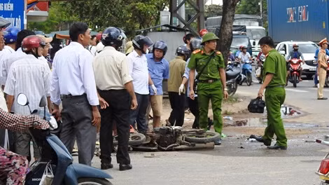 Công an Quảng Trị đang tiến hành điều tra nguyên nhân vụ tai nạn. Công an Quảng Trị đang tiến hành điều tra nguyên nhân vụ tai nạn.