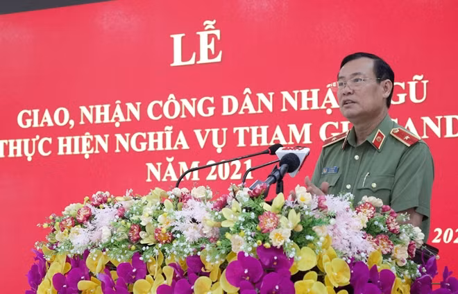 Thứ trưởng Lê Tấn Tới phát biểu chỉ đạo tại buổi giao, nhận quân ở Long An