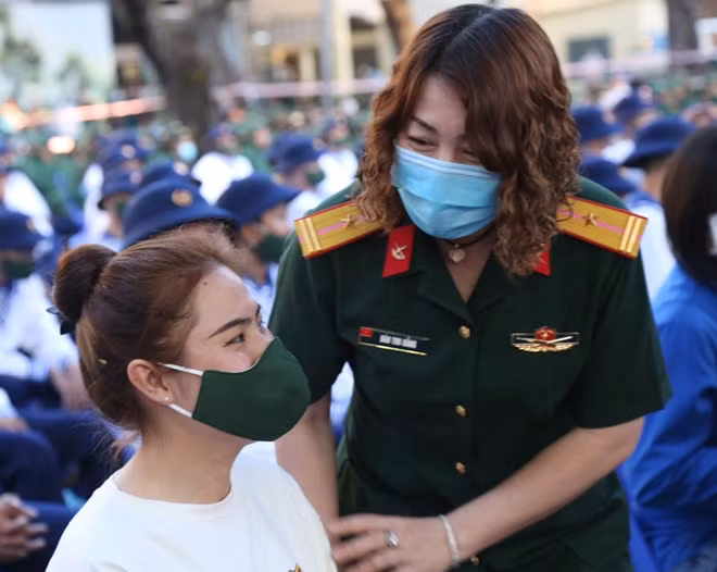 Thúy Vy, một trong 2 tân binh nữ trúng tuyển nghĩa vụ quân sự được mẹ động viên trước khi lên đường.