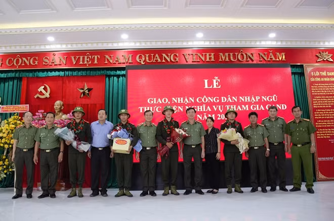 Động viên những tân binh tham gia nghĩa vụ Công an nhân dân