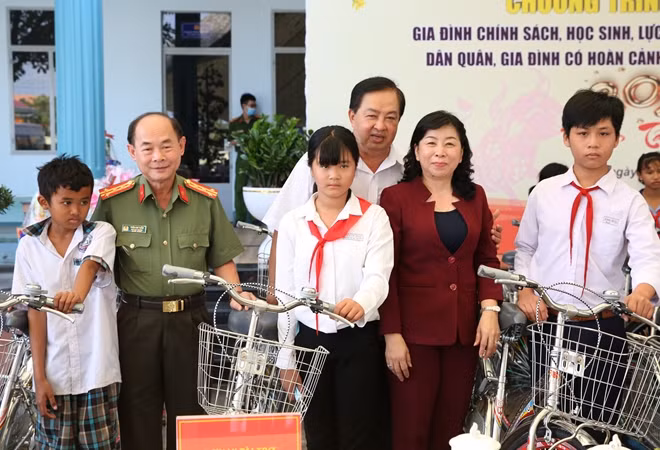 Chung vui củng với các em học sinh học giỏi, có hoàn cảnh khóa khăn.
