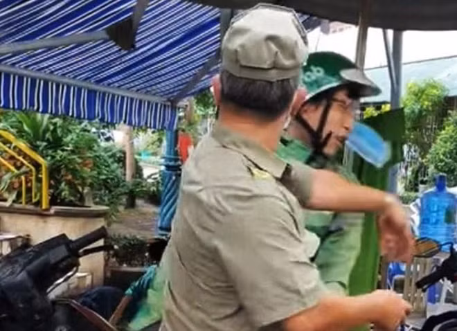 Hình ảnh bảo vệ dân phố tại một chốt kiểm soát mâu thuẫn với người giao hàng.