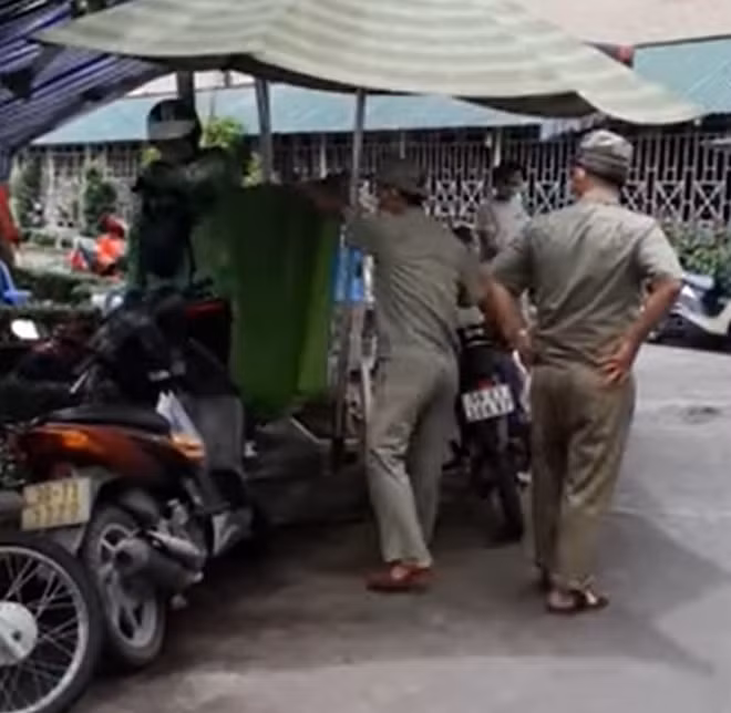 Mọi việc đã được làm rõ, bảo vệ dân phố đã chủ động liên hệ với người giao hàng xin lỗi sau khi tường trình vụ việc.