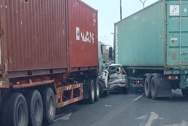 Xe 7 chỗ bị "kẹp" giữa 2 xe đầu kéo