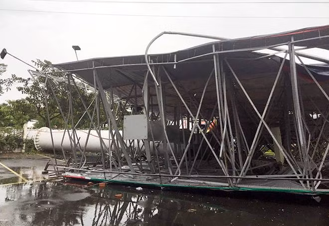 Toàn bộ khung bảng quảng cáo có diện tích khoảng 60m2 đổ sập.