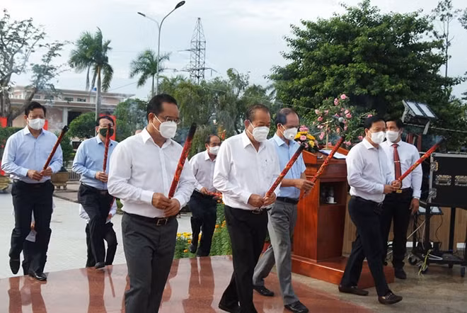 Đoàn công tác do Phó Thủ tướng Thường trực Trương Hòa Bình viếng Nghĩa trang Liệt sĩ tỉnh Long An.