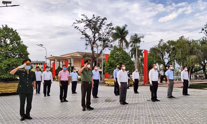 Phút mặc niệm tưởng nhớ công ơn của các anh hùng, liệt sĩ.