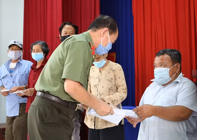 Dành những phần quà cho các hộ gặp khó khăn xã Long Khê