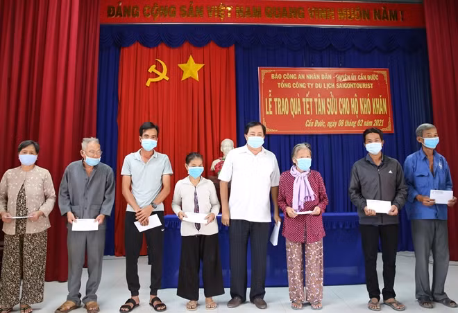 Đại diện mạnh thường quân trao quà cho bà con xã Long Khê