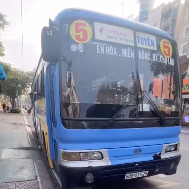 Chiếc xe buýt mà Hiếu đã lên và dùng dao khống chế tài xế.