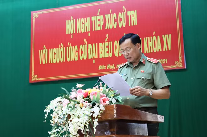 Thứ trưởng Lê Tấn Tới nêu chương trình hành động của mình tại buổi tiếp xúc cử tri.