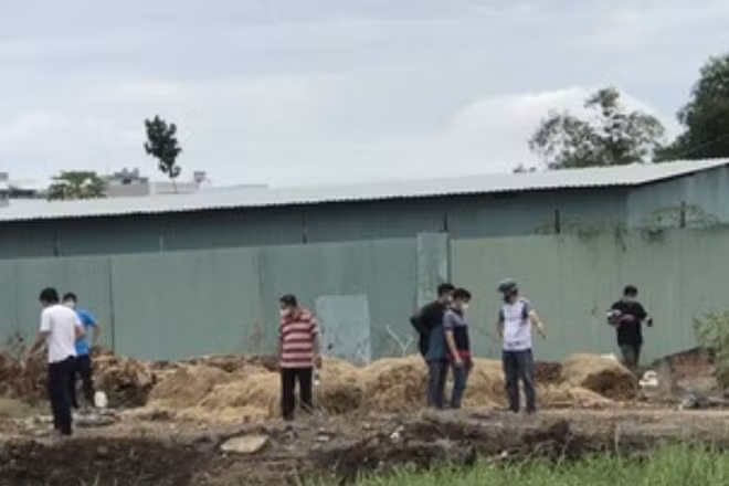 Bãi đất trống nơi phát hiện thi thể nạn nhân.