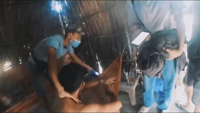 Tuấn bị khống chế trong quán cà phê chòi, lúc chờ chị Y đến.