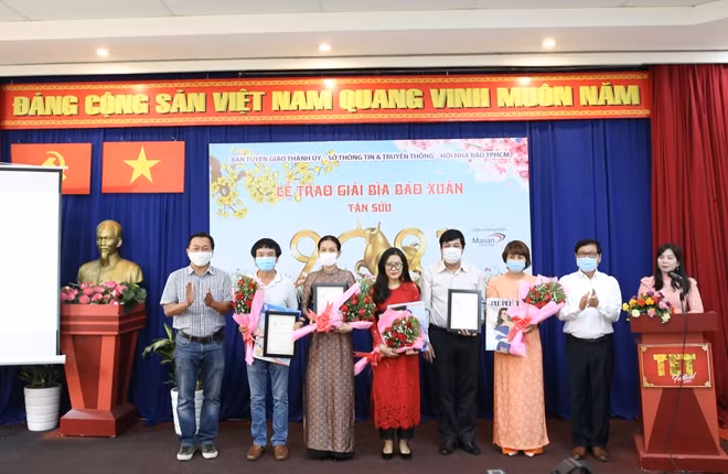Ban tổ chức trao giải cho các tờ báo có bìa báo xuân ấn tượng