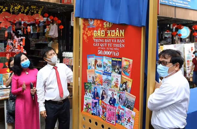 Khai trương sạp báo không người bán để lấy tiền ủng hồ những hoàn cảnh khó khăn