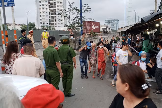 Người thân các nạn nhân khóc nghẹn sau khi hay tin 6 người thiệt mạng