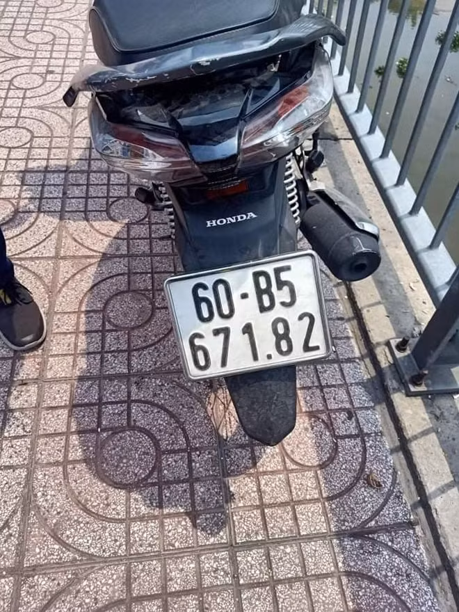 Xe của H bỏ lại trên cầu Bình Lợi