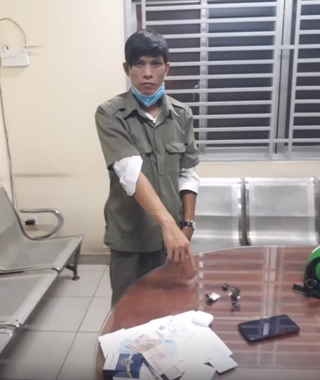 Tùng trong trang phục bảo bệ dân phố bị bắt khi vừa ma múy về sử dụng.