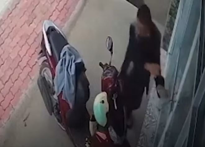 Đối tượng thãn nhiên cột cửa nhốt nạn nhân rồi lấy xe SH tẩu thoát.