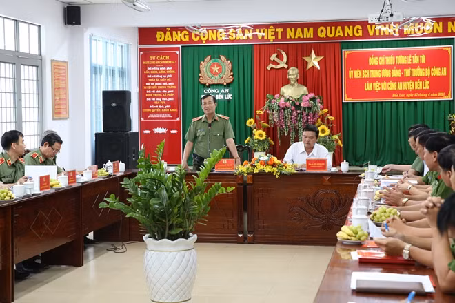 Thứ trưởng Lê Tấn Tới phát biểu chỉ đạo tại buổi làm việc với Công an huyện Bến Lức