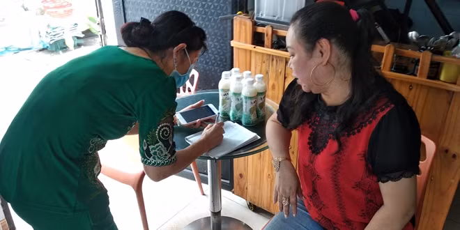 Người dân tại khu vực căn nhà bị cháy gom góp ủng hộ gia đình các nạn nhân